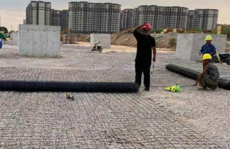 阿巴嘎土工格栅铺设前地基要怎么处理？